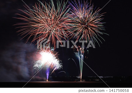 The Kita-Biwako Fireworks Festival (Nagahama City, Shiga Prefecture), which lights up the summer night sky, photographed from near Tamura Station. The Kita-Biwako Fireworks Festival (Nagahama City, Shiga Prefecture), which lights up the summer night sky, photographed from near Tamura Station. 141750058