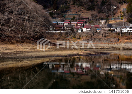 水庫水位下降,山村景觀倒映在水面上。 水庫水位下降,山村景觀倒映在水面上。 141751006