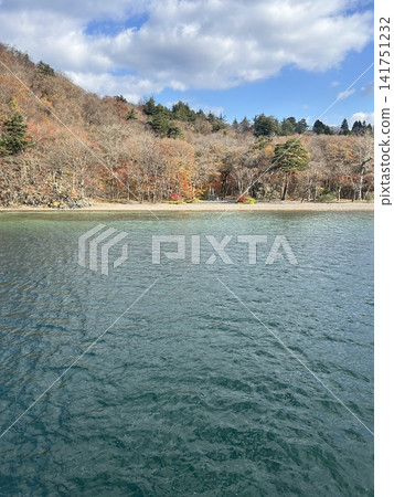 這是11月從觀光船上看到的青森縣十和田市十和田湖上美麗的秋葉景色和藍天。 這是11月從觀光船上看到的青森縣十和田市十和田湖上美麗的秋葉景色和藍天。 141751232