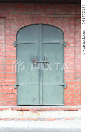 老舊的鐵門和磚造建築 141752182
