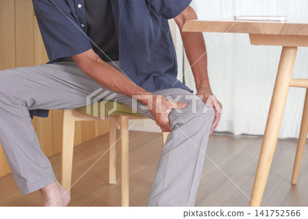 中年男性膝蓋疼痛 141752566