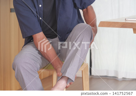 中年男性膝蓋疼痛 中年男性膝蓋疼痛 141752567