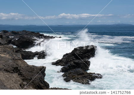 神奈川縣三浦市城島海岸,陽光明媚,海浪拍打著海岸。 神奈川縣三浦市城島海岸,陽光明媚,海浪拍打著海岸。 141752766