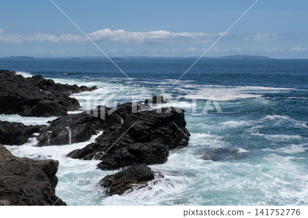 神奈川縣三浦市城島海岸，陽光明媚，海浪拍打著海岸。 141752776