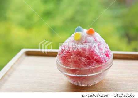 Arranged shaved ice: Strawberry and gummy candy Arranged shaved ice: Strawberry and gummy candy 141753166