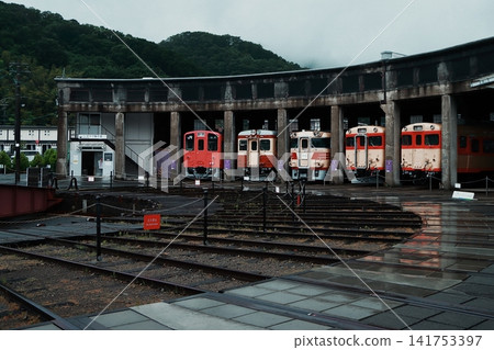在陰沉的天空下,保存完好的火車車廂(KiHa 33、KiHa 52、KiHa 181、KiHa 58)停放在以前的津山機車庫裡。 在陰沉的天空下,保存完好的火車車廂(KiHa 33、KiHa 52、KiHa 181、KiHa 58)停放在以前的津山機車庫裡。 141753397