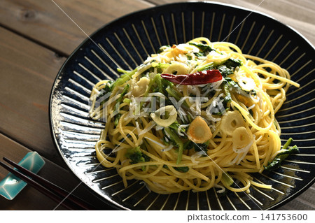 Pasta with radish leaves and boiled whitebait Pasta with radish leaves and boiled whitebait 141753600