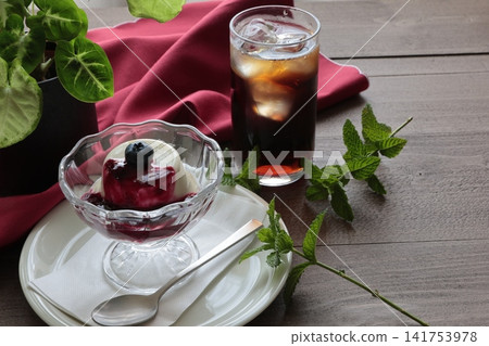 Iced coffee and milk pudding Iced coffee and milk pudding 141753978