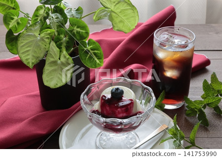 Iced coffee and milk pudding 141753990