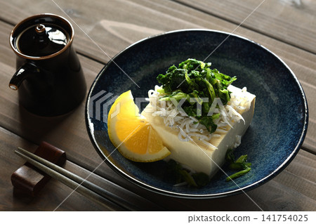 Cold tofu with radish leaves and boiled whitebait Cold tofu with radish leaves and boiled whitebait 141754025
