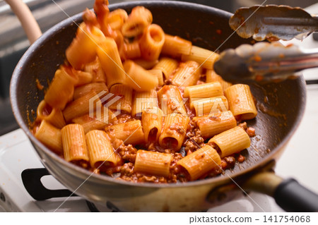 Make rigatoni bolognese Make rigatoni bolognese 141754068