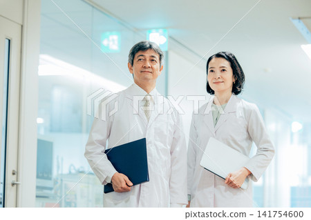 在醫院工作的老年男女 141754600