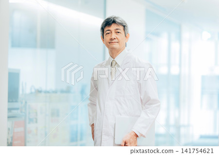 在醫院工作的老年男性 在醫院工作的老年男性 141754621
