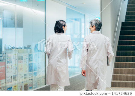 Men and women working in research laboratories Men and women working in research laboratories 141754629