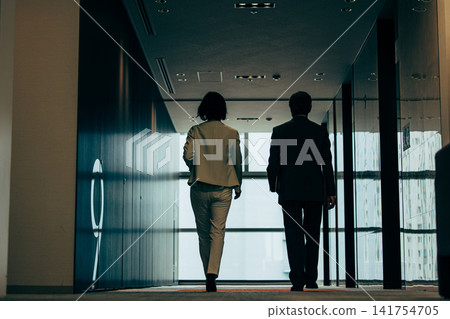 辦公室走廊裡，一群上了年紀的男女老人的身影若隱若現。 141754705