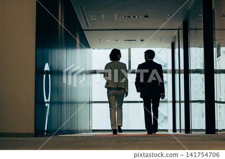 辦公室走廊裡,一群上了年紀的男女老人的身影若隱若現。 辦公室走廊裡,一群上了年紀的男女老人的身影若隱若現。 141754706