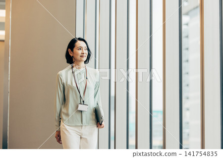 筆記本電腦業務的女人 筆記本電腦業務的女人 141754835