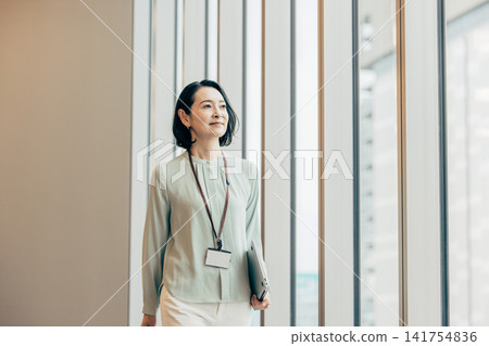 筆記本電腦業務的女人 筆記本電腦業務的女人 141754836