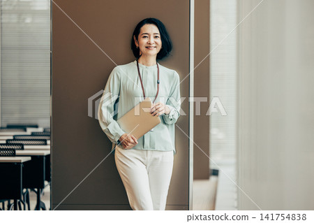 筆記本電腦業務的女人 筆記本電腦業務的女人 141754838