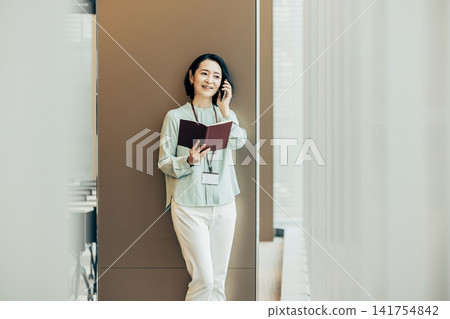 在辦公室工作的女商人 在辦公室工作的女商人 141754842