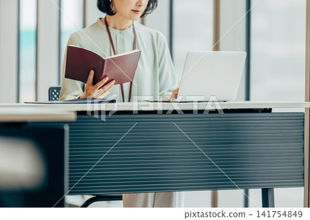 Business woman heading to PC Business woman heading to PC 141754849