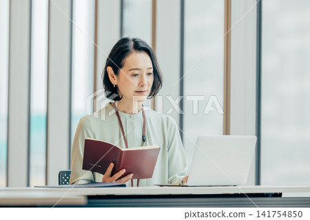 前往個人電腦的女商人 前往個人電腦的女商人 141754850