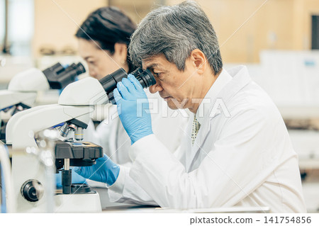 研究員做實驗 研究員做實驗 141754856