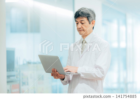 穿著白色西裝的男人 穿著白色西裝的男人 141754885
