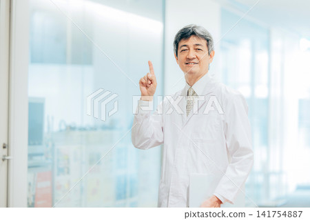 在醫院工作的老年男性 在醫院工作的老年男性 141754887