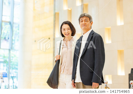 享受旅行的年長夫婦 享受旅行的年長夫婦 141754965