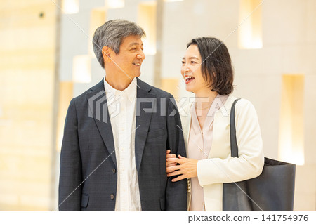 Senior couple who enjoy travel Senior couple who enjoy travel 141754976
