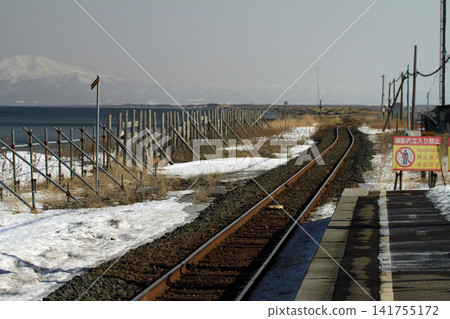 Winter coastal scenery from the platform of Kitahama Station on the Senmo Main Line in Hokkaido. Winter coastal scenery from the platform of Kitahama Station on the Senmo Main Line in Hokkaido. 141755172