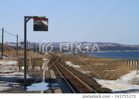 A view of the coastline with drift ice remaining, taken from the platform of Kitahama Station on the Senmo Main Line in Hokkaido. A view of the coastline with drift ice remaining, taken from the platform of Kitahama Station on the Senmo Main Line in Hokkaido. 141755173