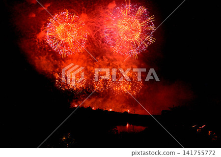 夜空中的大型煙花 夜空中的大型煙花 141755772