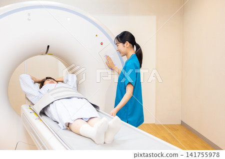 CT scan; radiographer performing the examination; photography cooperation: Denpa Gakuen Educational Foundation, Tokyo Electronics College CT scan; radiographer performing the examination; photography cooperation: Denpa Gakuen Educational Foundation, Tokyo Electronics College 141755978