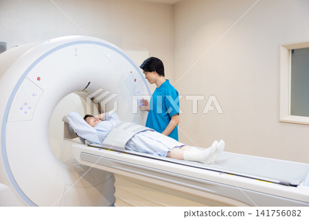 患者正在接受CT掃描,放射科醫師也在場。照片由東京電子大學電波學園教育基金會提供。 患者正在接受CT掃描,放射科醫師也在場。照片由東京電子大學電波學園教育基金會提供。 141756082
