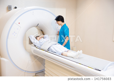 患者正在接受CT掃描,放射科醫師也在場。照片由東京電子大學電波學園教育基金會提供。 患者正在接受CT掃描,放射科醫師也在場。照片由東京電子大學電波學園教育基金會提供。 141756083