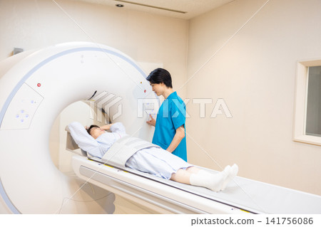 患者正在接受CT掃描，放射科醫師也在場。照片由東京電子大學電波學園教育基金會提供。 141756086
