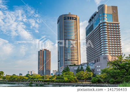 夕陽西下,映照著大阪市的 OAP 大廈。 夕陽西下,映照著大阪市的 OAP 大廈。 141756433