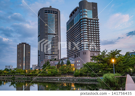 大阪市大川河畔黃昏街景 大阪市大川河畔黃昏街景 141756435