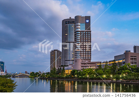 大阪市大川河畔黃昏街景 141756436