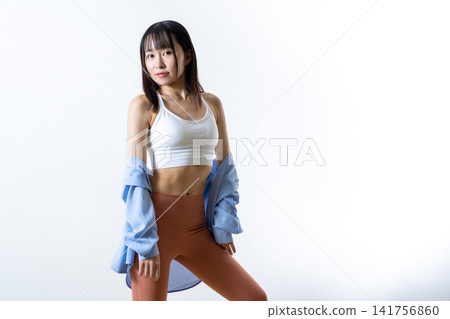 一位女性下班後開始健身和瑜珈鍛鍊的畫面。 一位女性下班後開始健身和瑜珈鍛鍊的畫面。 141756860