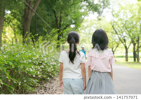 手拉手走的孩子 手拉手走的孩子 141757071