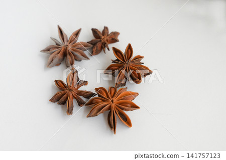 白色背景上的八角 白色背景上的八角 141757123