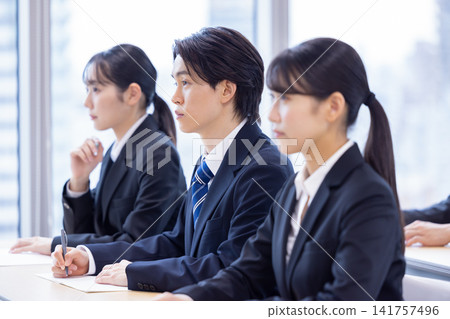 求職研討會；身著西裝的年輕男女；拍攝合作：電波學園教育財團、東京電子大學 141757496