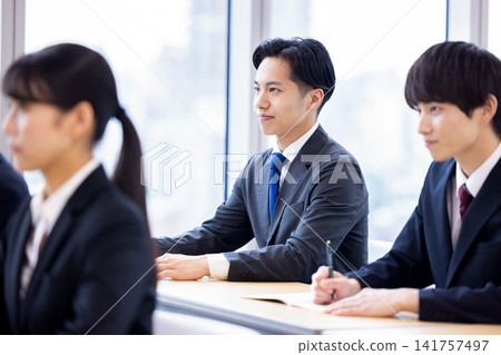 求職研討會；身著西裝的年輕男女；拍攝合作：電波學園教育財團、東京電子大學 141757497