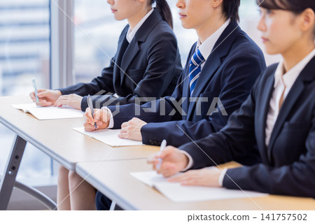研討會:特寫鏡頭拍攝身穿西裝的年輕男女的手部。拍攝協助單位:電波學園教育基金會、東京電子大學。 研討會:特寫鏡頭拍攝身穿西裝的年輕男女的手部。拍攝協助單位:電波學園教育基金會、東京電子大學。 141757502