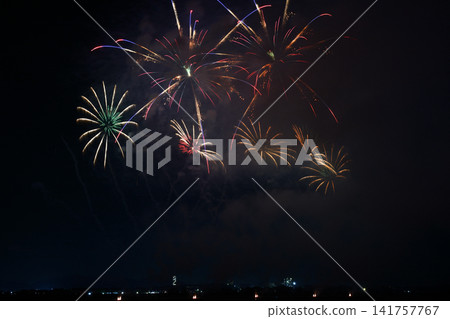夜空中綻放的煙火 <2026年大井川煙火大會> 夜空中綻放的煙火 <2026年大井川煙火大會> 141757767