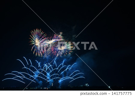 夜空中綻放的煙火 <2026年大井川煙火大會> 夜空中綻放的煙火 <2026年大井川煙火大會> 141757775