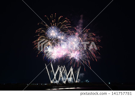 夜空中綻放的煙火 <2026年大井川煙火大會> 夜空中綻放的煙火 <2026年大井川煙火大會> 141757781
